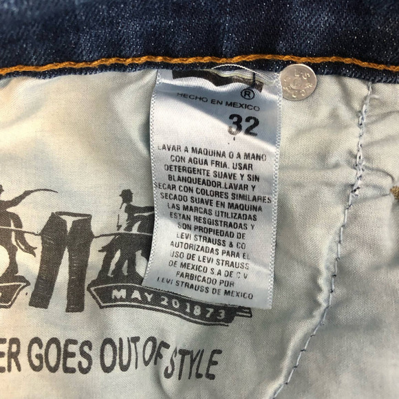 LEVI'S Cut Off Shorts Dark Wash Fading Size 32 - Picture 9 of 10